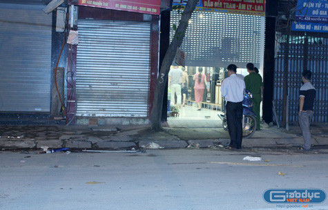 Rất lâu sau khi lực lượng chức năng yêu cầu mở cửa và chuẩn bị dùng búa để phá cửa thì chủ nhà số 430 mới chịu mở cửa. (Ảnh NP) Rất lâu sau khi lực lượng chức năng yêu cầu mở cửa và chuẩn bị dùng búa để phá cửa thì chủ nhà số 430 mới chịu mở cửa. (Ảnh NP)