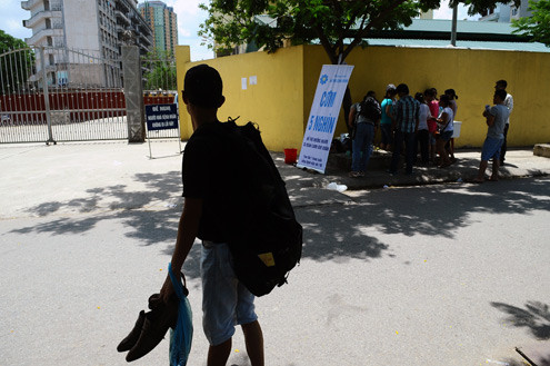 Quán cơm di động 5.000 đồng của Trung trước khi bị cấm bán ở cổng sau của Bệnh viện Nhi Trung ương. Quán cơm di động 5.000 đồng của Trung trước khi bị cấm bán ở cổng sau của Bệnh viện Nhi Trung ương.