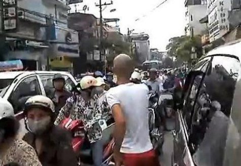 Hành động tự phát dùng điếu cày phân làn giao thông của thanh niên này không được khuyến khích. (Ảnh cắt từ video) Hành động tự phát dùng điếu cày phân làn giao thông của thanh niên này không được khuyến khích. (Ảnh cắt từ video)