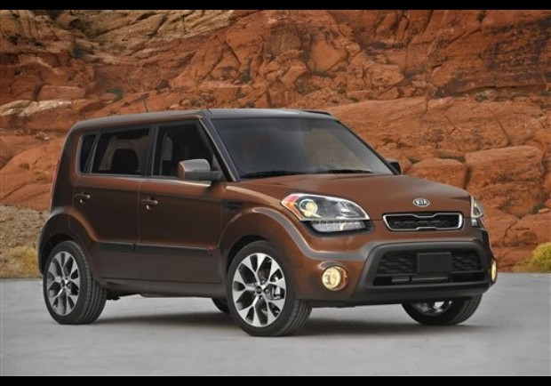 Kia Soul là chiếc xe nhỏ gọn mang phong cách mới mẻ, mạnh mẽ và tiết kiệm nhiên liệu, mẫu xe này có giá 13.900 USD.