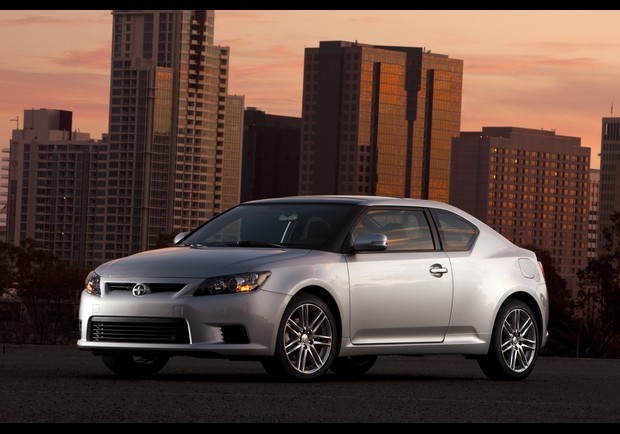 Scion TC thuộc hãng Toyota, là mẫu xe coupe cỡ nhỏ kiểu dáng thể thao, thoải mái khi lái, có giá 18.575 USD.