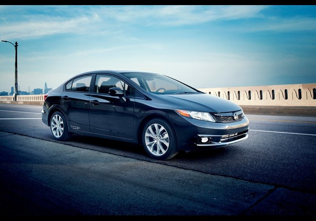 Honda Civic: mẫu xe này đã từng là “ngôi sao” sáng giá trogn dòng xe cỡ nhỏ, tuy nhiên với phiên bản mới của năm 2012, Honda Civic đã lộ rõ một số điểm yếu như tính năng lái kém linh hoạt hơn, chất lượng nội thất thấp hơn…Mẫu xe này có giá 16.605 USD.