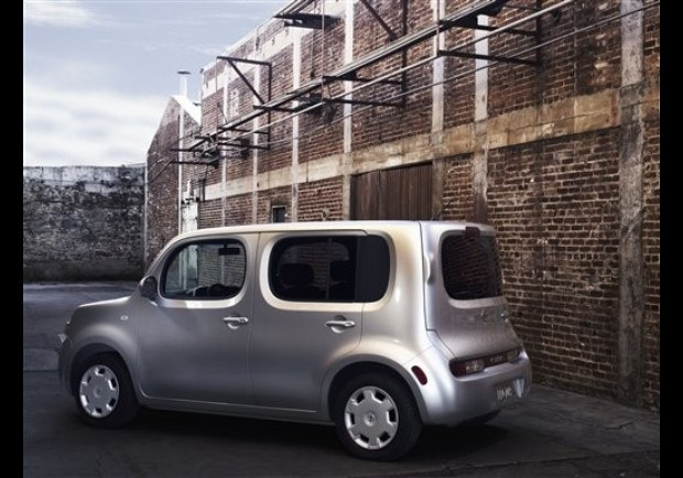 Nissan Cube mang phong cách hiện đại với sự kết hợp lạ mắt giữa các đường nét gốc cạnh và các đường cong khiến chiếc xe trông có vẻ dễ thương và mềm mại hơn. Nissan Cube có giá 14.740 USD.