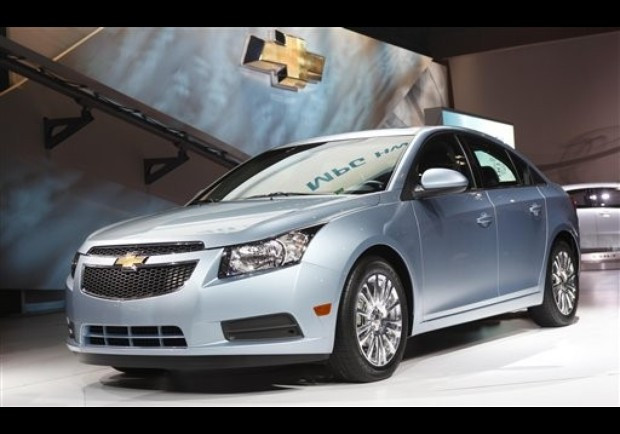Chevrolet Cruze: Mẫu xe này cao cấp hơn so với hầu hết các xe cỡ nhỏ khác, Cruze mang đường nét mạnh mẽ và khỏe khoắn hơn. Xe được trang bị động cơ tăng áp, đạt hiệu suất cao và tiết kiệm nhiên liệu. Giá của mẫu xe này là16.720 USD.