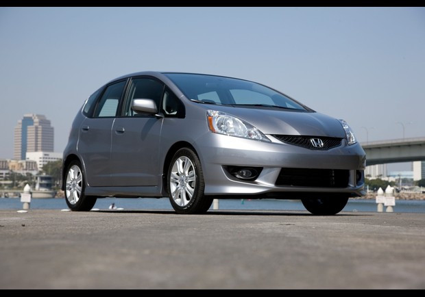 Honda Fit là mẫu xe loại nhỏ kiểu dáng thể thao được đánh giá cao bởi khả năng vận hành tốt, thiết kế gần như hoàn hảo, có giá 15.175 USD.