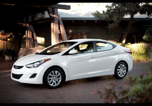 Hyundai Elantra 2012 kiểu dáng nhỏ nhắn tiết kiệm nhiên liệu. Dòng xe này có 3 mẫu xe gồm cả xe hơi và xe tải được lọt vào vòng trong.