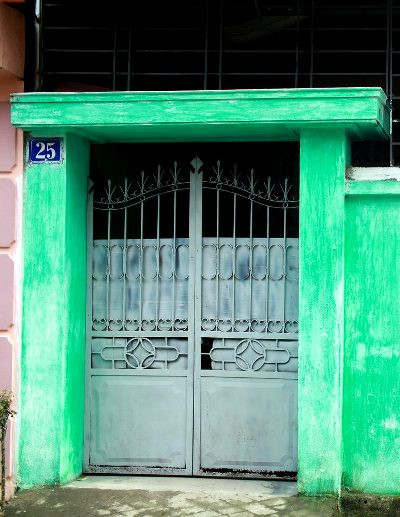 Ngôi nhà gia đình chị Nhẫn luôn đóng kín cổng. Ngôi nhà gia đình chị Nhẫn luôn đóng kín cổng.