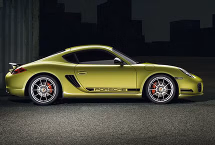3. Porsche Cayman Động cơ: 2.9L V6 Công suất cực đại: 300 mã lực (bản Cayman S trang bị động cơ 3.4L V6 330 mã lực) Thời gian tăng tốc từ 0-96 km/h: 5.4 giây (Cayman S 4.8 giây) Mức tiêu thụ nhiên liệu: 11.76 L/100 km nội thành và 8.11 L/100 km xa lộ