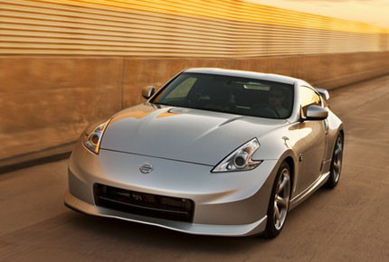 6. Nissan 370Z Động cơ: 3.7L V6 Công suất cực đại: 332 mã lực Thời gian tăng tốc từ 0-96 km/h: 5.2 giây Mức tiêu thụ nhiên liệu: 12.38 L/100 km nội thành và 9.05 L/100 km xa lộ