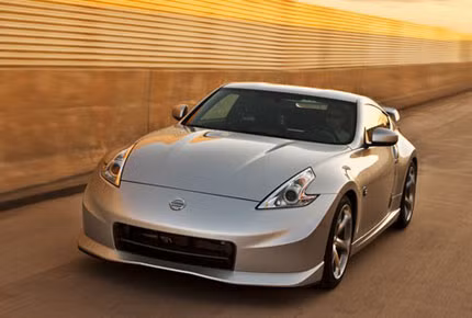 6. Nissan 370Z Động cơ: 3.7L V6 Công suất cực đại: 332 mã lực Thời gian tăng tốc từ 0-96 km/h: 5.2 giây Mức tiêu thụ nhiên liệu: 12.38 L/100 km nội thành và 9.05 L/100 km xa lộ