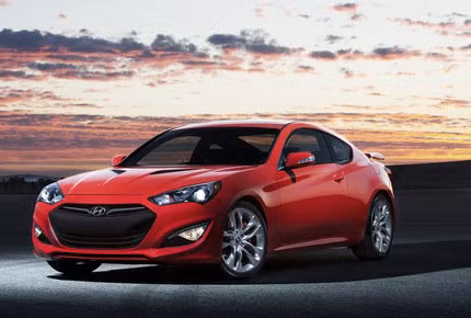 5. Hyundai Genesis coupe Động cơ: 3.8L V6 Công suất cực đại: 348 mã lực Thời gian tăng tốc từ 0-96 km/h: 5.2 giây Mức tiêu thụ nhiên liệu: 13.07 L/100 km nội thành và 8.71 L/100 km xa lộ