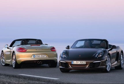 2. Porsche Boxster Động cơ: 2.9L V6 Công suất cực đại: 255 mã lực (bản Boxster S trang bị động cơ 3.4L V6 315 mã lực) Thời gian tăng tốc từ 0-96 km/h: 5.4 giây (Boxster 4.7 giây) Mức tiêu thụ nhiên liệu: 10.69 L/100 km nội thành và 7.35 L/100 km xa lộ (Boxster S tiêu hao 11.2 L/100 km nội thành và 7.84 L/100 km xa lộ)