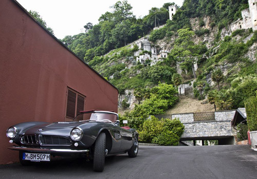 BMW 507 hòa quyện với phong cảnh thiên nhiên tuyệt đẹp nơi đây. BMW 507 hòa quyện với phong cảnh thiên nhiên tuyệt đẹp nơi đây.