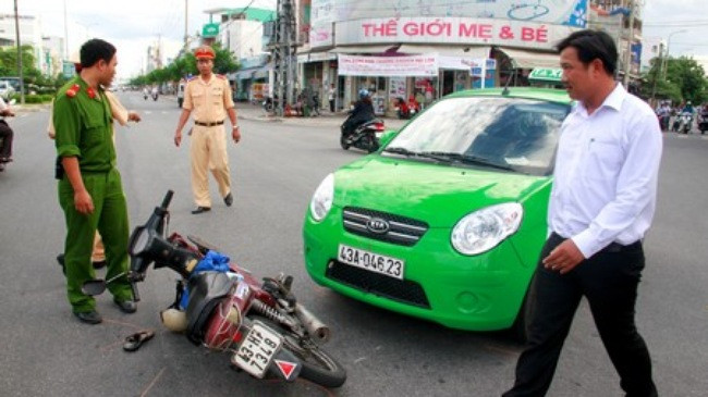 Chiếc xe máy vượt đèn đỏ đã bị ô tô đâm phải Chiếc xe máy vượt đèn đỏ đã bị ô tô đâm phải