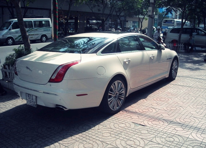 Nhiều người cho rằng phần đuôi xe cong mềm mại của XJL là “học” từ Bentley, nhưng nhìn tận mắt thì thấy bộ đèn hậu dài, nghiêng quả là “tài sản” riêng của XJL.