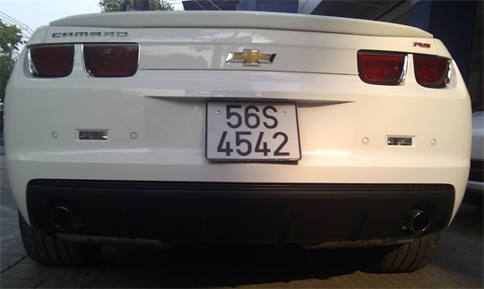 Camaro đẹp từng centimet: Nét đẹp của Camaro nằm ở chỗ trần thấp, thân rộng, lưới tản nhiệt nở to (tượng trưng cho sức mạnh động cơ bên trong). Các đường cong chắc chắn, nở về phía sau một cách đầy năng lượng. Sự chặt chẽ từ các chi tiết khiến Camaro giống như một "khối" thống nhất, không bị tách rời giữa đầu, thân và đuôi như các dòng xe khác.