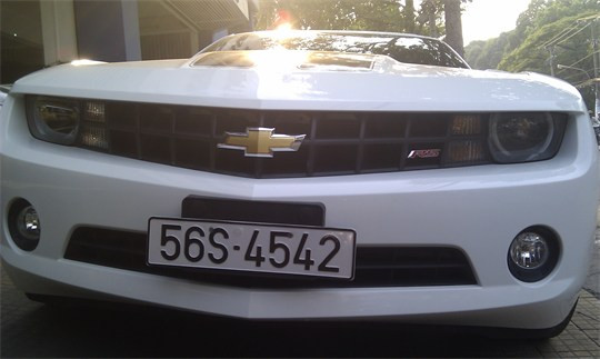 Camaro đẹp từng centimet: Nét đẹp của Camaro nằm ở chỗ trần thấp, thân rộng, lưới tản nhiệt nở to (tượng trưng cho sức mạnh động cơ bên trong). Các đường cong chắc chắn, nở về phía sau một cách đầy năng lượng. Sự chặt chẽ từ các chi tiết khiến Camaro giống như một "khối" thống nhất, không bị tách rời giữa đầu, thân và đuôi như các dòng xe khác.