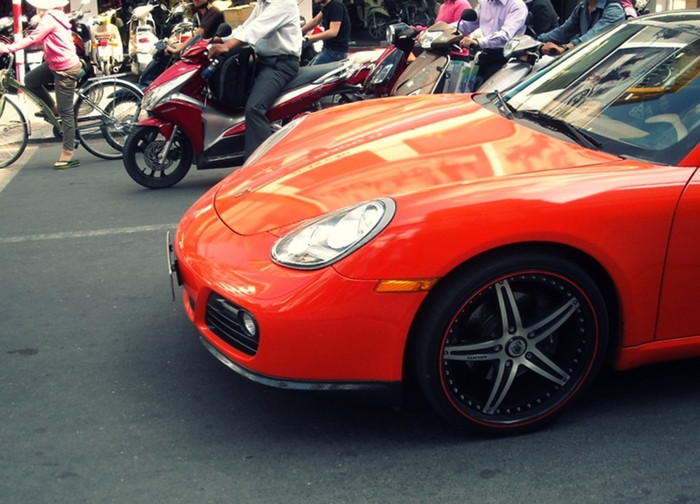 Nhắc đến Porsche là nhắc đến một thương hiệu xe chất lượng hoàn hảo nổi tiếng thế giới ngang tầm với những Ferrari, MG, Lamborghini, Aston Martin, Bentley, Rolls-Royce… Không chỉ đắt đỏ, chiếc xe chính xác đến mức hoàn thiện nhất.