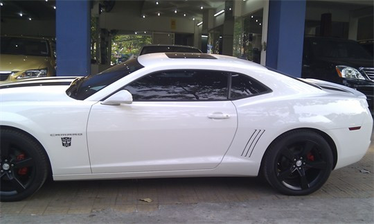 Camaro đẹp từng centimet: Nét đẹp của Camaro nằm ở chỗ trần thấp, thân rộng, lưới tản nhiệt nở to (tượng trưng cho sức mạnh động cơ bên trong). Các đường cong chắc chắn, nở về phía sau một cách đầy năng lượng. Sự chặt chẽ từ các chi tiết khiến Camaro giống như một "khối" thống nhất, không bị tách rời giữa đầu, thân và đuôi như các dòng xe khác.