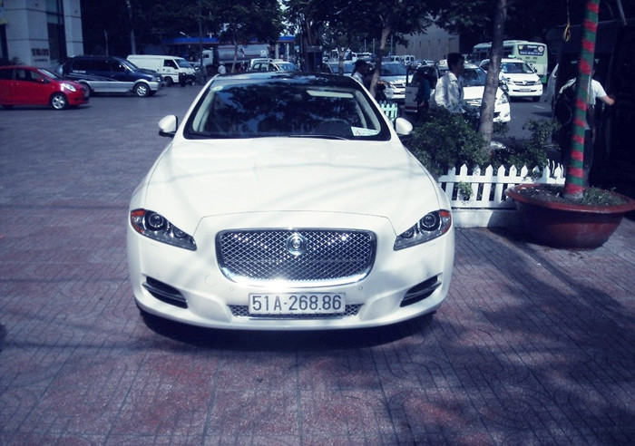 Sử dụng đường nét thiết kế mới của Jaguar - xuất hiện lần đầu trên mẫu XF sedan, xe XJL thế hệ mới thực sự đã thoát xác. Chiếc xe cũng có những nét tương đồng với mẫu Aston Martin Rapide.