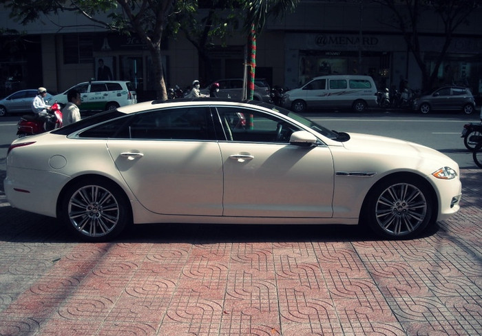 Thiết kế XJL thể hiện sự pha trộn giữa truyền thống và hiện đại, với lưới tản nhiệt và đèn pha cổ điển nhưng phần thân lại vuốt theo kiểu coupe 4 cửa - dòng sản phẩm đang được các hãng đặc biệt quan tâm.