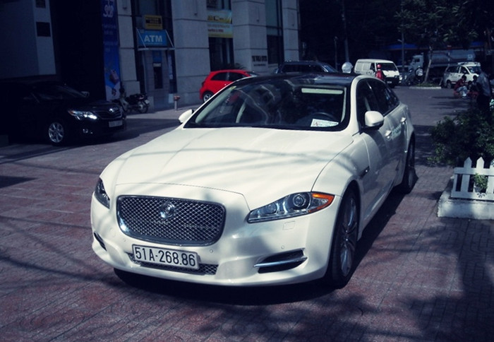 Cận cảnh chiếc Jaguar XJL trắng tại Việt Nam: Phiên bản XJL có kích thước dài tổng thể 5.248 mm, rộng 2.111 mm và cao 1.448 mm. Chiều dài cơ sở 3.157 mm. XJL được xếp cùng phân khúc xe thân dài với Audi A8L, BMW 750Li hay Mercedes S500L.