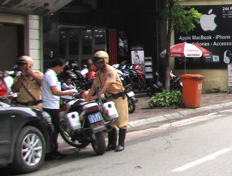 Trong buổi sáng nay, lực lượng chức năng chủ yếu là hướng dẫn, nhắc nhở người tham gia giao thông. Tuy nhiên, nhiều trường hợp cố tình vi phạm vẫn bị lập biên bản, xử phạt.