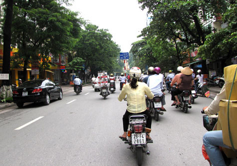 Khi không có bóng dáng của lực lượng chức năng, tình trạng lộn sộn lại diễn ra như không có quy định phân làn.