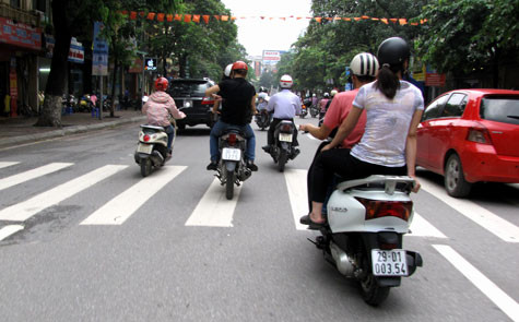 Cả người điều khiển xe máy lẫn ô tô đều vi phạm việc đi theo đúng làn đường quy định.