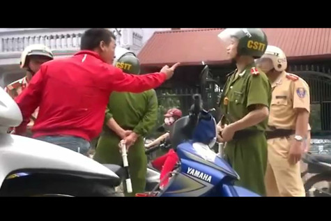 Luôn miệng chửi thề, thách thức lực lượng chức năng. (Ảnh cắt từ video)