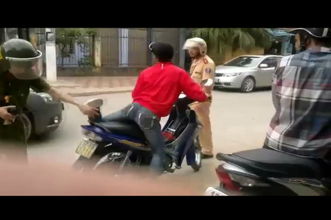 Người vi phạm tung chưởng với trung úy CSTT. (Ảnh cắt từ video)