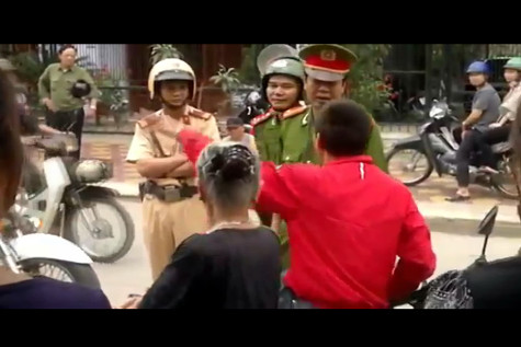 Phân bua với một Trung tá CS về sự việc. (Ảnh cắt từ video)