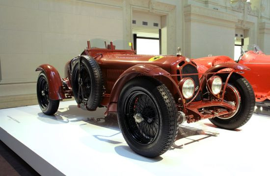 Alfa Romeo 8C 2300 Monza 1933 được “ra lò” từ năm 1931 đến 1933 với số lượng 188 chiếc, Alfa Romeo 8C 2300 đã chứng minh khả năng đua xuất sắc khi giành vị trí vô địch và thứ hai tại giải đua 1931 Italian Grand Prix ở Monza. Đó là lý do tại sao hãng xe Ý Alfa Romeo gắn thêm chữ Monza vào tên mẫu xe. Cỗ 8C 2300 màu đỏ có giá đấu lên tới 6,71 triệu USD đã từng tham gia nhiều giải đua và giành chiến thắng oanh liệt giải đua xe thể thao ở Ý năm 1947. Alfa Romeo 8C 2300 Monza 1933 được “ra lò” từ năm 1931 đến 1933 với số lượng 188 chiếc, Alfa Romeo 8C 2300 đã chứng minh khả năng đua xuất sắc khi giành vị trí vô địch và thứ hai tại giải đua 1931 Italian Grand Prix ở Monza. Đó là lý do tại sao hãng xe Ý Alfa Romeo gắn thêm chữ Monza vào tên mẫu xe. Cỗ 8C 2300 màu đỏ có giá đấu lên tới 6,71 triệu USD đã từng tham gia nhiều giải đua và giành chiến thắng oanh liệt giải đua xe thể thao ở Ý năm 1947.
