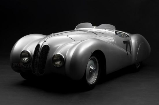 BMW 328 MM ‘Buegelfalte’ Roadster 1937 được đấu với giá 5,6 triệu USD, chiếc xe sở hữu sắc bạc huy hoàng, dáng thuôn đậm tính động lực học, cấu tạo thân xe bằng nhôm và magiê, cỗ xe mui trần BMW 130 mã lực này hút hồn người xem ngay cái nhìn đầu tiên. BMW 328 MM ‘Buegelfalte’ Roadster 1937 được đấu với giá 5,6 triệu USD, chiếc xe sở hữu sắc bạc huy hoàng, dáng thuôn đậm tính động lực học, cấu tạo thân xe bằng nhôm và magiê, cỗ xe mui trần BMW 130 mã lực này hút hồn người xem ngay cái nhìn đầu tiên.