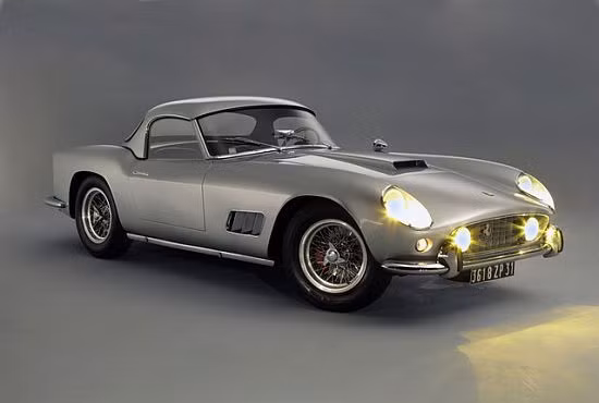 Ferrari 250 GTO LWB 1959 của nhà đạo diễn người Pháp Roger Vadim được bán với giá 5,8 triệu USD. Ferrari 250 GTO LWB 1959 được chế tác hoàn toàn bằng hợp kim, sở hữu động cơ 2.953cc cho công suất 250 mã lực, đạt tốc độ tối đa 233 km/h, tăng tốc từ 0 đến 100 km/h trong vòng 6,5 giây.