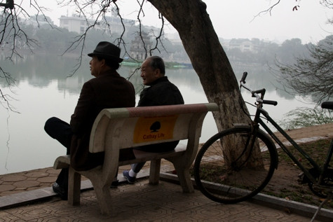 Hà Nội duy trì trạng thái mưa phùn và sương mù vào đêm và rạng sáng. (Ảnh NP) Hà Nội duy trì trạng thái mưa phùn và sương mù vào đêm và rạng sáng. (Ảnh NP)