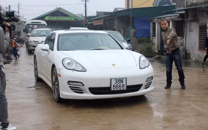 Vị trí thứ hai trong đoàn xe là chiếc Porsche Panamera 4S màu trắng ngọc có giá trên thị trường gần 10 tỷ đồng.