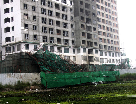 Sáng nay, hiện trường vụ tai nạn lao động đã được bao che kín. (Ảnh NP)