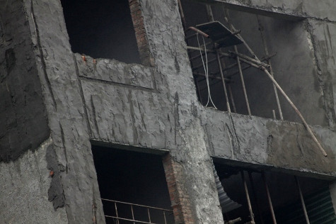 Vị trí xảy ra vụ sập dàn giáo và những dấu vết để lại cho thấy nó xảy ra ở tầng 9 chứ không phải tầng 6 như báo cáo của CSCEC. (Ảnh NP)