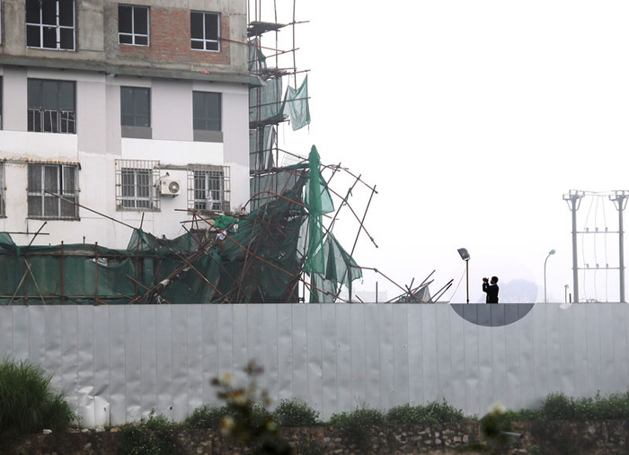 Sáng nay, Đoàn kiểm tra liên ngành bao gồm Thanh tra sở Xây dựng, Sở Lao động thương binh và Xã hội, CA quận Hà Đông đã có mặt tại hiện trường để nắm tình hình, kiểm tra hiện trường và làm rõ vụ việc cũng như các vấn đề liên quan. Sáng nay, Đoàn kiểm tra liên ngành bao gồm Thanh tra sở Xây dựng, Sở Lao động thương binh và Xã hội, CA quận Hà Đông đã có mặt tại hiện trường để nắm tình hình, kiểm tra hiện trường và làm rõ vụ việc cũng như các vấn đề liên quan.