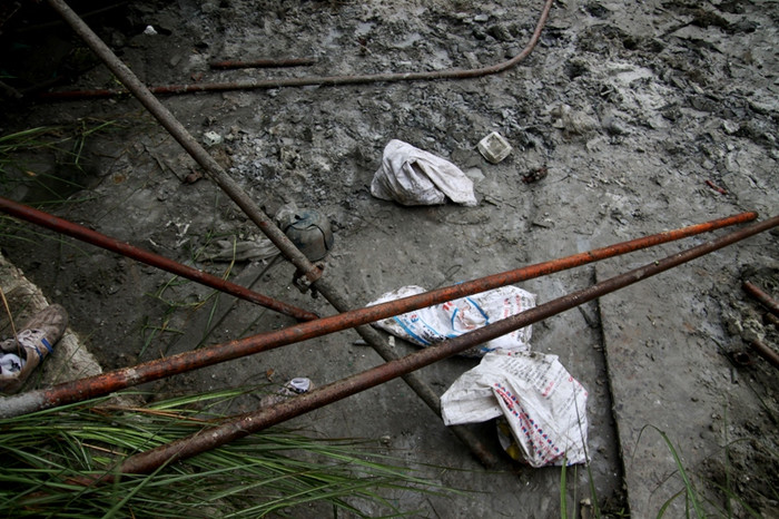 Tại hiện trường còn có những đôi giày của nạn nhân được vứt lại. Tại hiện trường còn có những đôi giày của nạn nhân được vứt lại.
