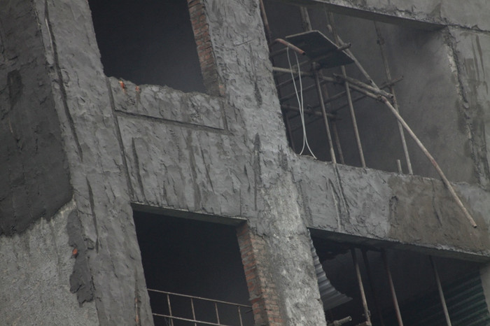 Dàn giáo ở tầng 9 đổ xuống khiến mặt tường của tòa cao ốc 31 tầng để lại nhiều vết trượt xước kéo dài. Dàn giáo ở tầng 9 đổ xuống khiến mặt tường của tòa cao ốc 31 tầng để lại nhiều vết trượt xước kéo dài.