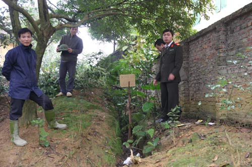 Công an huyện, Ban chỉ huy quân sự huyện bảo vệ hiện trường, đồng thời liên hệ với bộ đội công binh sư đoàn 316 tiêu huỷ quả bom còn lại. (Ảnh VNN) Công an huyện, Ban chỉ huy quân sự huyện bảo vệ hiện trường, đồng thời liên hệ với bộ đội công binh sư đoàn 316 tiêu huỷ quả bom còn lại. (Ảnh VNN)