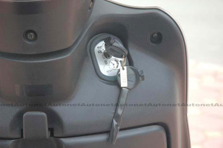 Ngay trên mặt tay lái là hệ thống điều khiển trung tâm.