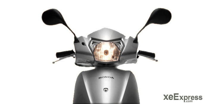 Phía trên tay lái là cụm đèn pha đa diện cỡ lớn và có thiết kế như những đèn pha Honda đời mới với các cạnh được kéo xếch sang hai bên.