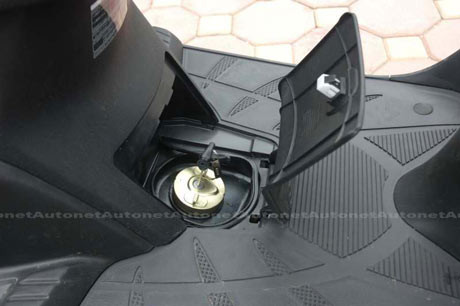 Ngay phía dưới tay lái là ổ khoá điện đa năng có nắp đậy tích hợp với khoá mở cốp, khoá cổ, khoá điện. Cốp trước của Honda SCR110 có thể tích vừa đủ cho các đồ dùng cá nhân. Đồng thời ngăn phía bên tay phải có thêm đai giữ mềm giúp bạn có thể để thêm một chai nước nhỏ.Sàn xe của Honda SCR110 khá giống với sàn xe của Spacy và là nơi bố trí bình xăng ở phía dưới.