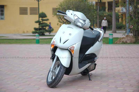 Xuất hiện trên thị trường Việt Nam cách đây vài năm, Honda SCR 110 được rất nhiều người tiêu dùng, đặc biệt là phái nữ, ưa chuộng. Là sản phẩm của Honda Wuyang Trung Quốc, SCR 110 được trang bị động cơ 108 cc, sản sinh công suất tối đa 6,4 kW tại 7.500 vòng/phút.