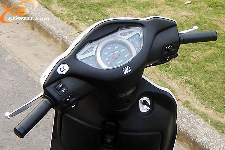 Với những thiết kế này thì phần tay lái của SCR110 khá giống với thiết kế tay lái của chiếc Honda SH300i. Cụm công tắc điều khiển hệ thống điện khá giống với cụm công tắc điều khiển của dòng xe Honda Spacy với công tắc điều khiển xi-nhan, đèn pha cốt, và còi bên tay trái. Nút khởi động điện và công tắc tắt bật đèn pha ở bên tay phải.