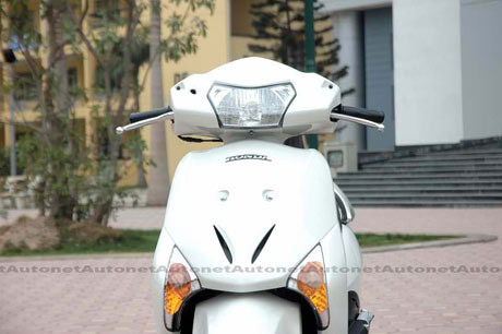 Yếm trước của SCR được thiết kế phình to sang hai bên vừa đảm bảo an toàn cho đôi chân người đìều khiển vừa tạo khoảng trống để đặt vừa bộ xi-nhan cỡ lớn ôm vuốt xuôi xuống ôm lấy phần chóp yếm