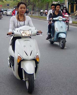 Với kiểu dáng thiết kế lạ mắt được kết hợp thêm những tính năng hiện đại, Honda SCR110 được đánh giá là một trong những đối thủ nặng ký trong phân khúc dòng xe tay ga hạng trung.